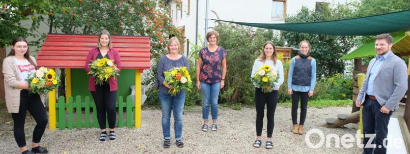 Bürgermeister Peter Neumeier (rechts) begrüßte die neue Leiterin des Kindergarten „Villa Kunterbunt“ des Marktes Schwarzenfeld, Sabine Nickert (Dritte von links), und die Erzieherin Annika Weidner (Zweite von links) sowie die beiden Berufspraktikantinnen Paula Meier (links) und Eva Winkler (Dritte von rechts). Mit im Bild Sabine König, die stellvertretende Kindergartenleiterin (Mitte), und die stellvertretende Geschäftsleiterin der Verwaltungsgemeinschaft Schwarzenfeld, Lena Künzl (Zweite von rechts). Bild: ohr