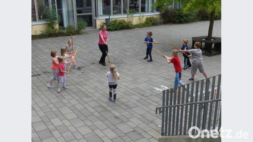 Das Training mit dem Stock begeistert die Kinder sichtlich mehr als Übungen meditativer Art. Bild: rn
