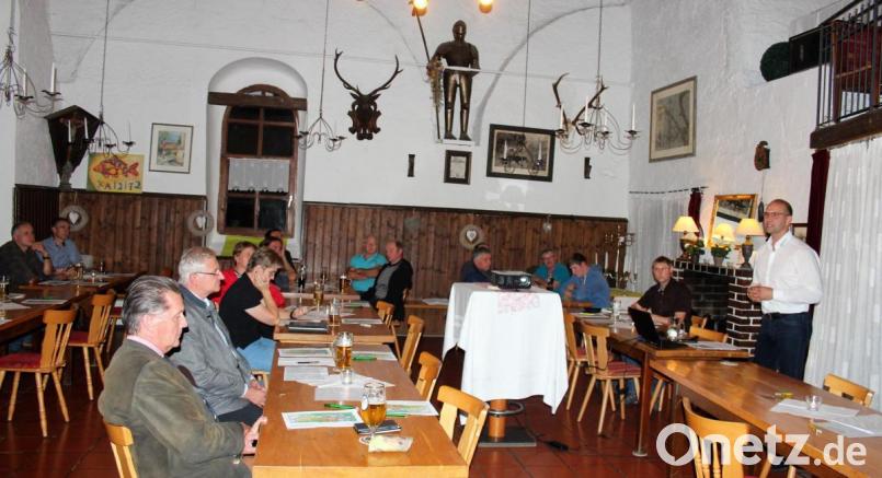 BBV-Obmann Ely Eibisch (r.) hatte zur Infoveranstaltung in die Schlossschänke Kaibitz eingeladen. Bild: stg