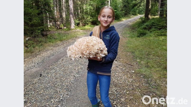 Stolz präsentiert die elfjährige Lara Schuller ihren fast fünf Kilogramm schweren Fund. Bild: rdh
