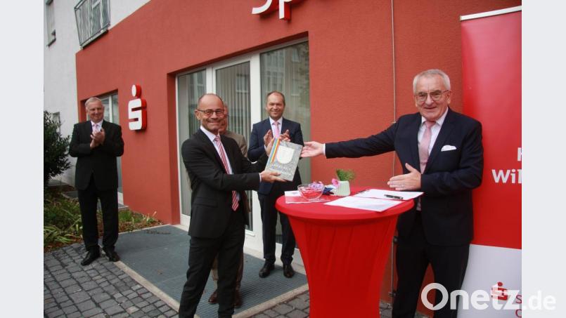 Mit einem Landkreiswappen aus Granit gratulierte der stellvertretende Landrat Alfred Scheidler (Zweiter von links) zur Neueröffnung am Marktplatz. Mit im Bild (von rechts) Vorstandsvorsitzender Ludwig Zitzmann, Hans-Jörg Schön (Vorstandsmitglied), Scheidler und Filial-Bereichsleiter Peter Hamm. Bild: wro