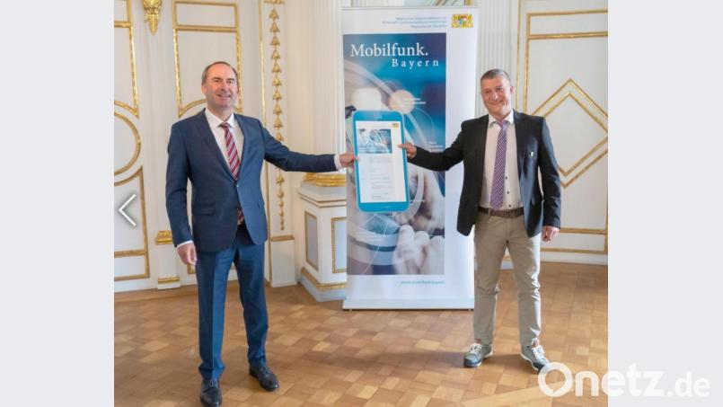 Minister Hubert Aiwanger (links) überreicht Bürgermeister Dietmar Schaller den Förderbescheid. Bild: Elke Neureuther, Bayer. Staatsministerium