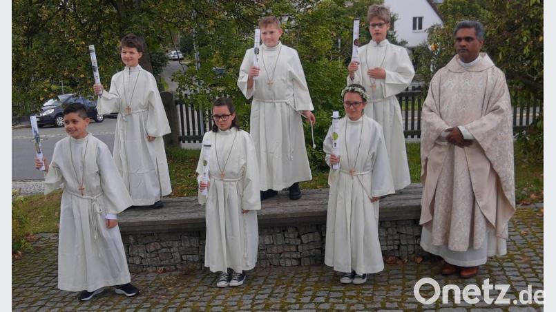 In zwei Gruppen mussten die Fotos nach dem Gottesdienst gemacht werden: die erste Gruppe mit Pater Joy. Bild: ld
