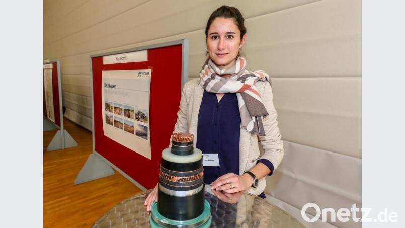 Tina Aldinger von Tennet zeigt ein Modell des Kabels, wie es beim Süd-Ost-Link verwendet werden soll. Bild: Hösamer