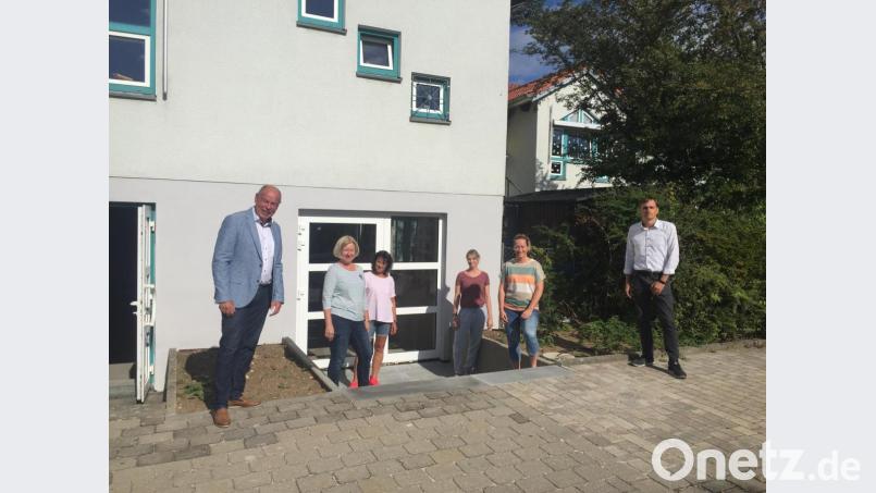 Bürgermeister Roland Strehl (links) gemeinsam mit Bauamtsleiter Alexander Greiner (rechts) bei der Besichtigung der Baumaßnahme. Begleitet werden sie von der Leiterin der Arche Noah, Klaudia Meindl, und ihrer Stellvertreterin Marina Gebhardt (Dritte und Vierte von links) sowie den beiden Gemeinderätinnen Renate Amrhein (Zweite von links) und Andrea Meier (fünfte von links), die an der Kindertagesstätte als Erzieherinnen tätig sind. Bild: Wolfgang Roggenhofer