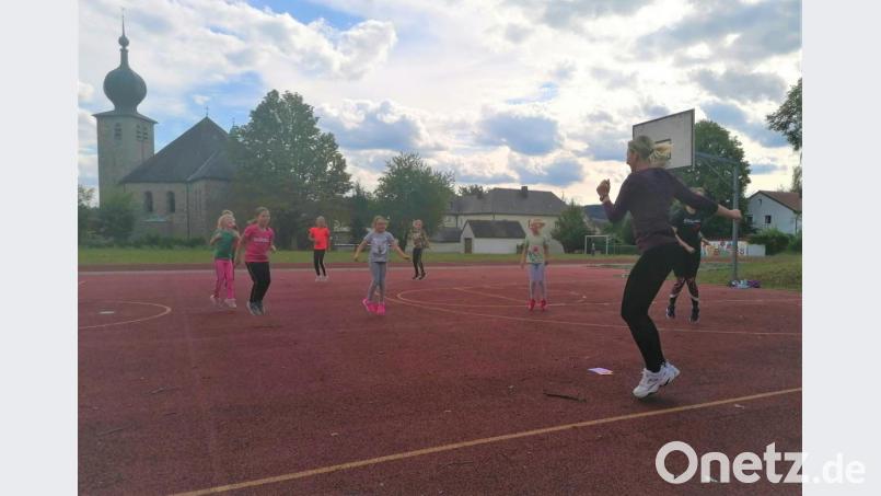 Mit viel Begeisterung und Energie hüpften und tanzten die Kinder über den Sportplatz. Bild: vsr
