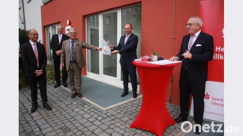 In seinem Grußwort formulierte Bürgermeister Toni Dutz Zitate, die das Geld betreffen. Mit einem Gemeindewappen gratulierte er im Namen des Marktes Wiesau. Im Bild (von links): stellv. Landrat Alfred Scheidler, Filial-Bereichsleiter Peter Hamm, Toni Dutz, Hans-Jörg Schön und Ludwig Zitzmann. Bild: wro