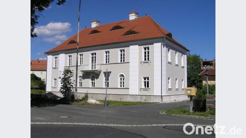 Als imposantes Gebäude präsentiert sich heute das Schloss Riglasreuth. Den Bausünden aus der Zeit als Königlich Bayerisches Forstamt ist Außen nichts mehr anzusehen. Bild: öt