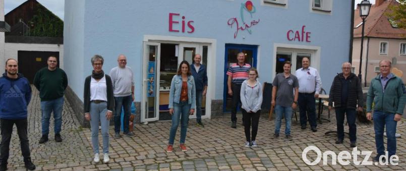 Zu einem gemütlichen Abend mit Eisessen hatte die Marktgemeinde Konnersreuth Organisatoren und Helfer des Konnersreuther Ferienprogramms eingeladen. Mit dabei waren neben den Vertretern der Vereine Bürgermeister Max Bindl (rechts), Jugendbeauftragter Manuel Ernst (links) sowie Ute Pflaum (Dritte von links) von der Marktverwaltung. Bild: jr