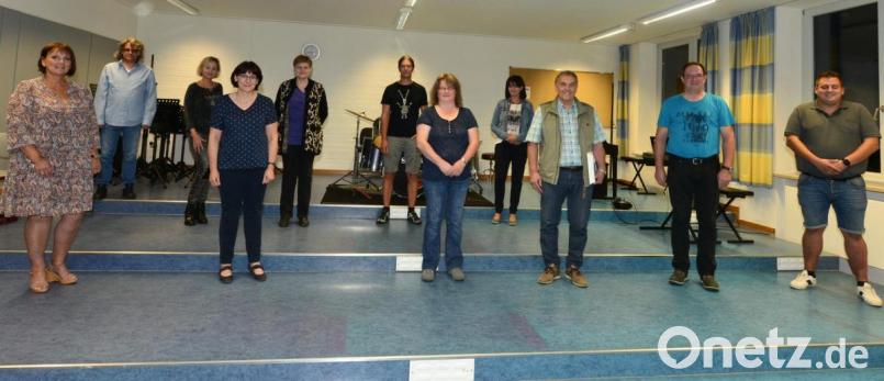 Vorsitzende Petra Brenner, 2. Vorsitzende Irmgard Forster, 3. Vorsitzende Rita Müller (vordere Reihe von links) wurden einstimmig in ihren Ämter bestätigt. Neue Kassiere der Anton-.Bruckner-Musikschule sind Michael Brenner und Siegfried Wild (vordere Reihe von rechts). Als Elternvertreter/Beisitzer fungieren Martina Lössl, Wolfgang Eckert und Angelika Renger (hintere Reihe von rechts), Musikalischer Leiter der Schule ist Jürgen Rohr, seine Vertreterin Alexandra Bucko, hintere Reihe von links). Bild: bey