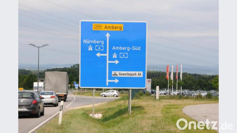 Im Bereich der Autobahnauffahrt Amberg-West in Ursensollen wird die Fahrbahn der Bundesstraße 299 erneuert. Deswegen kommt es dort zu Verkehrsbehinderungen. Archivbild: Petra Hartl