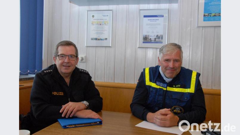 Um 8.25 Uhr kam über Funk die Meldung: &quot;Der vermisste 87-Jährige ist gefunden und wohlauf&quot;. Die Mienen der beiden Einsatzleiter Werner Besoke von der Polizeiinspektion Sulzbach-Rosenberg (links) und Horst Ott vom THW Sulzbach-Rosenberg hellten sich auf. Bild: blm