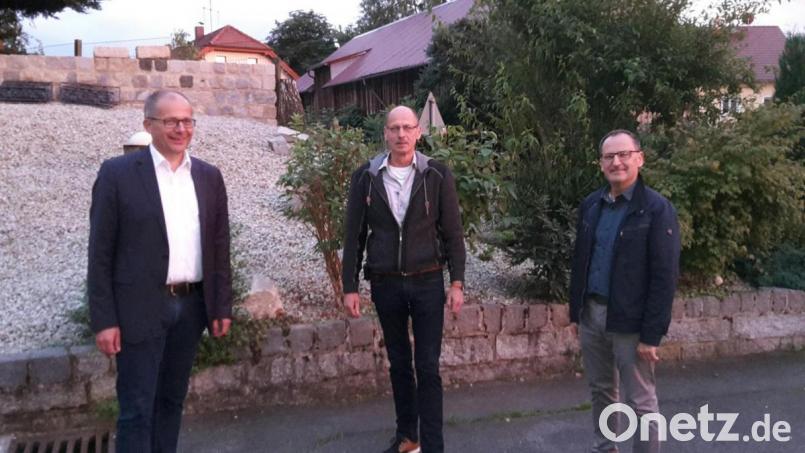 Bürgermeister Roman Schäffler (links) und Martin Graser von der Stadtverwaltung (rechts) mit dem Ortssprecher Alois Schindler. Bild: hl