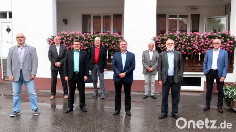 Der Vorstand des Lions-Clubs Amberg (von links): Andreas Aßmuth (Zweiter Vizepräsident), Frank Mitschke (Sekretär), Michael Schüll (Clubmaster), Klaus-Peter Kohl (Vizepräsident), Andreas Herrmann (Past-Präsident), Hans Rogenhofer (Hilfswerk-Präsident), Peter Seidl (Präsident) und Alois Ponnath (Schatzmeister). Bild: usc