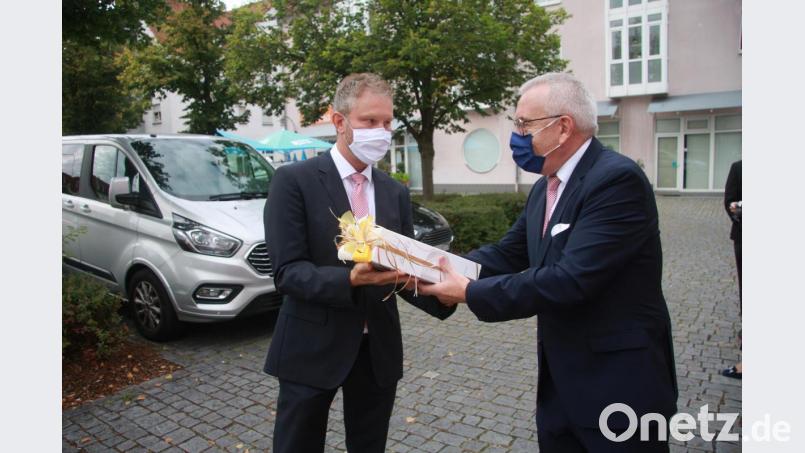 Die Geschäftsstelle wird von Andreas Günthner (links) geleitet. Unterstützt von seinem Team war der Fuchsmühler an der Gestaltung bzw. am danach folgenden,, zügig durchgeführen Umzug beteiligt&quot;, bedankte sich Ludwig Zitzmann bei den Mitarbeitern. Bild: wro