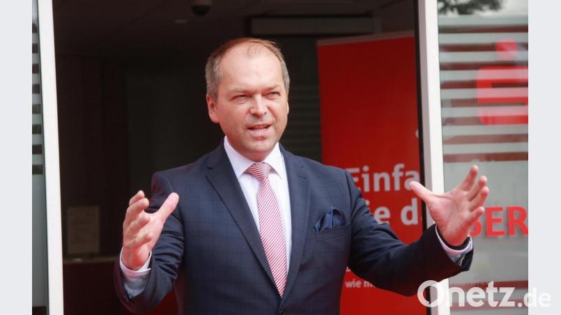 Hans-Jörg Schön, Mitglied des Vorstandes, stellte die neue Filiale vor. Bild: wro