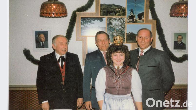 Im Juli 1985 im „Gamlitzer Stüberl“ des Bischof-Wittmann-Hauses treffen sich die Begründer der grenzüberschreitenden Partnerschaft (von links): Pleysteins Bürgermeister Paul Bruksch, Gastronom Günter Seeger und das Gamlitzer Gemeindeoberhaupt Karl Grasmuck; vorne präsentiert sich die damalige Weinkönigin der Steiermark. Archivbild: tu