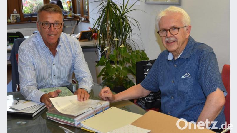 Rainer Christoph (rechts) übergibt die Neuauflage des Buches und die gesammelten Dokumente an Bürgermeister Franz Stahl. Sie werden in das Archiv der Stadt eingegliedert. Bild: Thomas Sporrer