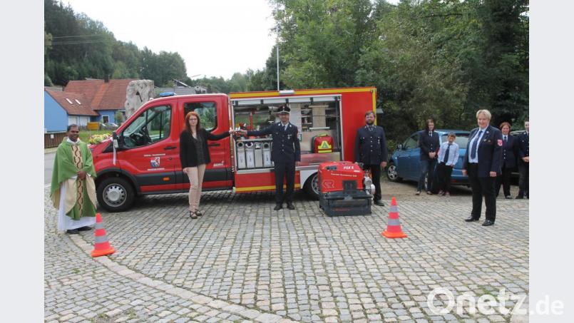 Mit der Schlüsselübergabe an Kommandant Christian Maurer verbindet Bürgermeisterin Marina Hirnet (Zweite von links) wie Pfarrer Julius Johnrose die besten Wünsche für die Feuerwehr Neuenhammer. Darüber freuen sich auch die Vorsitzenden Stefan Frischholz und Marina Seidl. Bild: pi