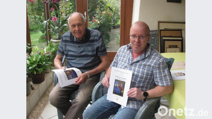 Herbert Hackbarth (rechts) überreichte ein druckfrisches Exemplar seiner Forschungsarbeit über die einstigen Mitterteicher Tuchmacher an Alfred Mehler. Der Tuchmacher-Spezialist aus Tirschenreuth hatte bei der Klärung von Fachbegriffen entscheidend weitergeholfen. Bild: Monika Beer-Helm/exb