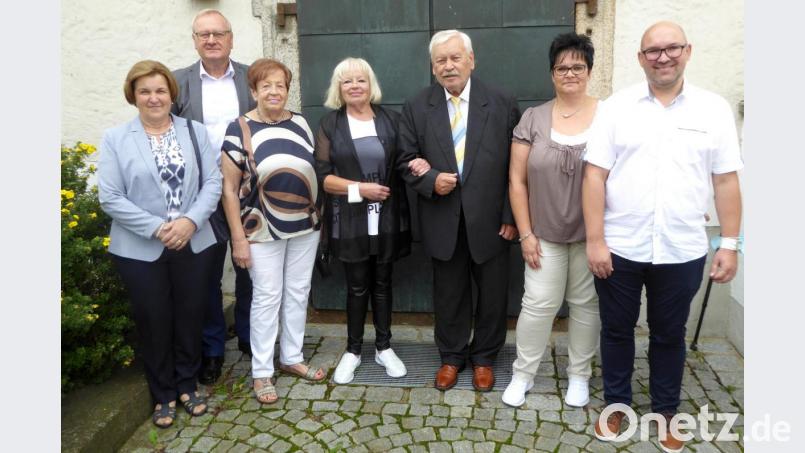 Das Jubelpaar Maria und Norbert Duhr (Bildmitte) mit Tochter Susanne und ihrem Ehemann Markus Schmelmer und weiteren Verwandten Bild: fsb