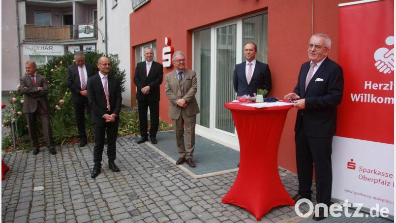 Die Eröffnungsansprache hielt Vorstandsvorsitzender Ludwig Zitzmann (rechts). Seiner Rede folgten Andreas Merx, Dieter Bunsen (beide Diebold Nixdorf Deutschland GmbH), stellvertretender Landrat Alfred Scheidler, Peter Hamm, Bürgermeister Toni Dutz und Hans-Jörg Schön (von links). Bild: wro