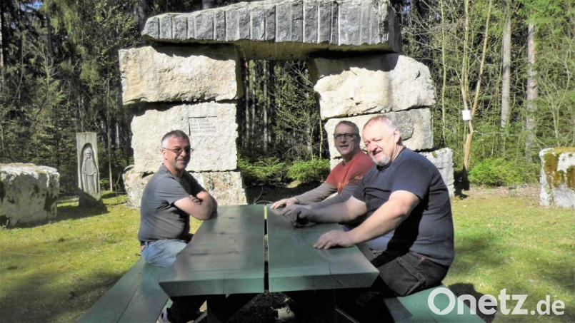 Seit dem Jahr 1999 erinnert das von Forstoberrat a.D. Wolfgang Riedel von der Forst Ebnath AG errichtete Denkmal an die Schlacht von 1504 im bayerischen Erbfolgekrieg. Mitglieder des Hirschberger Fähnleins pflegten die Erinnerung daran. Von links: der frühere Vorsitzende Josef König, Gerd König und der letzte Vorsitzende Günter Kuhbandner. Bild: öt