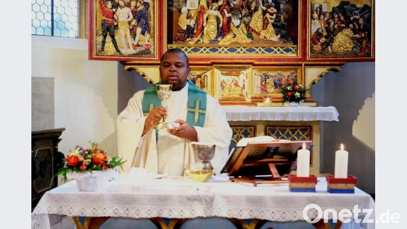 In Konzelebration mit Stadtpfarrer Thomas Jeschner feiert der neue Pfarrvikar Gerald Obumneke Nwenyi seine erste Heilige Messe in St. Laurentius. Bild: do