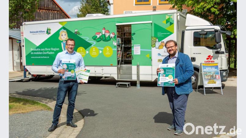 Steinwald-Allianz-Geschäftsführer Martin Schmid (links) und Bürgermeister Hans Walter freuen sich über weitere Stationen in der Gemeinde Kastl Bild: stg