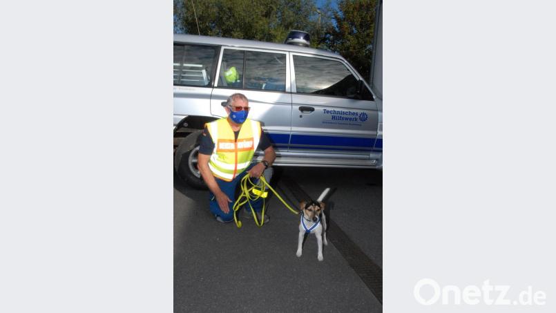 Diensthundeführer Walter Schuster mit Rettungshund Einstein. Insgesamt elf Rettungshunde waren an der Suche beteiligt, darunter auch zwei speziell ausgebildete Personenspürhunde (Mantrailer). Bild: blm