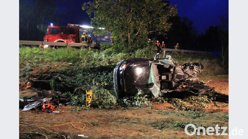 Die Feuerwehr befreite den 23-Järhigen aus seinem Ford Ranger. Bild: kro