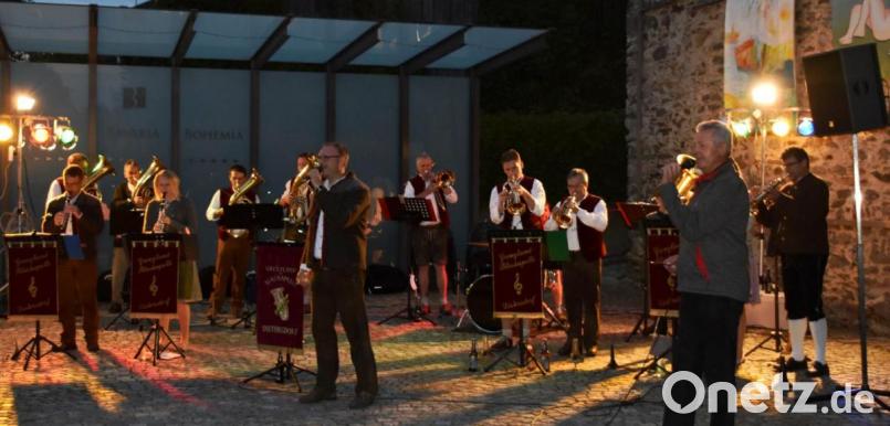 Zurück aus der musikalischen Quarantäne meldete sich die Grenzlandblaskapelle Dietersdorf beim Gastspiel zu den &quot;Schönseer Abendklängen&quot;. Bild: Sandra Klein