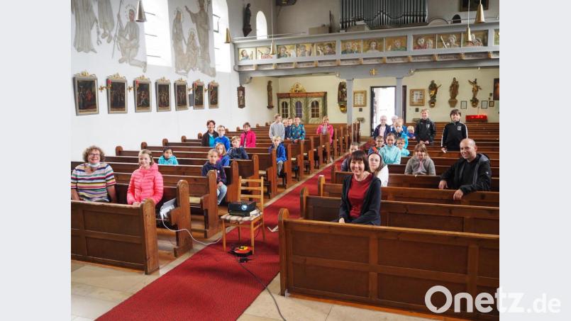 In der St. Salvator Kirche in Störnstein mussten die Kinder anhand von Bildern so manches Rätsel lösen. Bild: krb