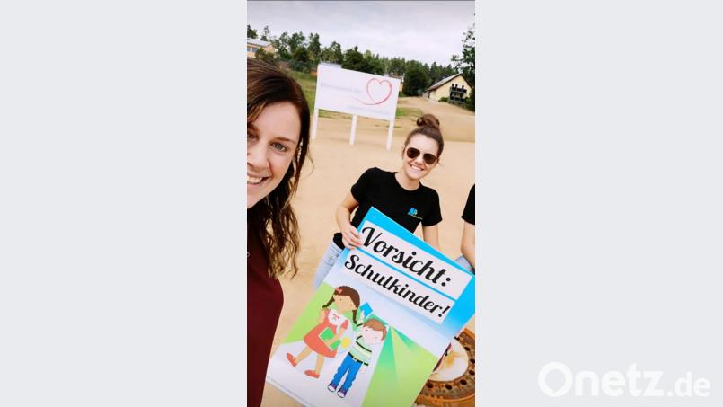 Die Junge Union Amberg-Sulzbach startet zum Schulanfang die Aktion „Vorsicht: Schulkinder, so auch in Ebermannsdorf mit der JU-Ortsvorsitzenden Julia Meidinger (links). Bild: Junge Union Ebermannsdorf