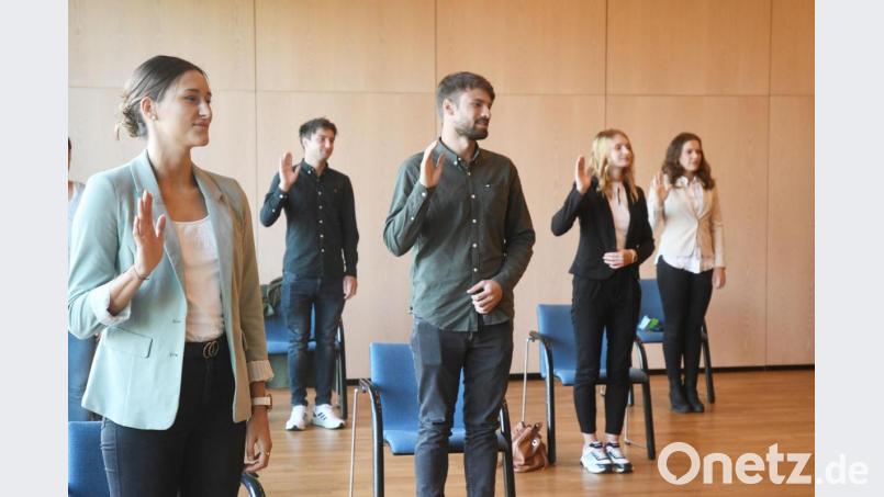 Sitzplätze mit Abstand zum Schutz gegen das Coronavirus gab es auch in der Max-Reger-Halle bei der Vereidigung der 18 neuen Lehramtsanwärter an Grund- und Mittelschulen in Weiden und Neustadt/WN. Bild: Gabi Schönberger