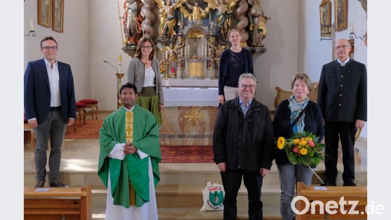 Kaplan William Akkala und Pastoralreferent Andreas Hartung (vorne rechts, mit Gattin) nehmen Abschied von der Pfarreiengemeinschaft. Ihren Einsatz würdigten (hinten, von rechts) Pfarrer Herbert Rösl sowie die Pfarrgemeinderatsfunktionäre Christa Forster, Irmgard Glaser und Martin Pflug. Bild: tkr