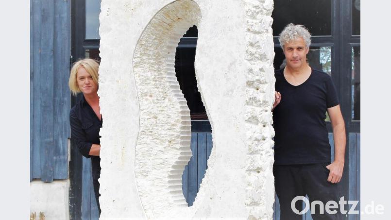 Hanna Regina Uber und Robert Diem stellen am 12. September im Kunstprojekt im alten Pfarrhof in Aschach bei einem Rundgang ihre neuesten Skulpturen vor. Außerdem erwartet Kunstliebhaber ein Spektakel aus Pyrotechnik und Tango fürs Herz. Bild: dwi