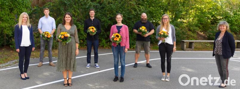 Rektorin Sabine Graser (links) und Konrektorin Beate Koch (rechts) mit einigen der neuen Lehrkräfte an der Grund- und Mittelschule, (von links) Nico Dümmelbeck, Lena Scharf, Sebastian Högl, Sabine Hübner, Thomes Eber und Eva-Maria Emmerig. Bild: njn