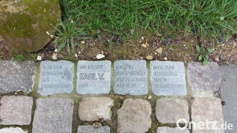 Die Besitzerfamilie Birgit Rieger und Willi Schmid, die zurzeit das historische Torhaus renovieren lässt, erinnert mit vier Steinen beim Torhaus an den sicherlich prominentesten Gast in Hirschwald: Kaiser Karl V. (1500 bis 1558), der am 26. Februar 1532 auf dem Weg von Neumarkt zum Reichstag nach Regensburg in Hirschwald übernachtete. Bild: schß