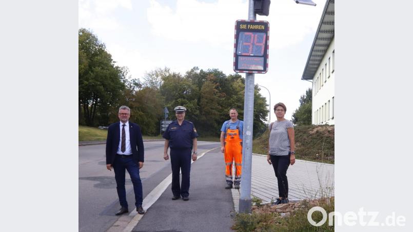 Einen Tag vor dem Schulanfang präsentieren (von links) Bürgermeister Michael Göth, Polizeihauptkommissar Uwe Aulinger, Norbert Gräml vom städtischen Bauhof und Ordnungsamtsleiterin Rosalia Wendl die neue Messstelle. Bild: mfh