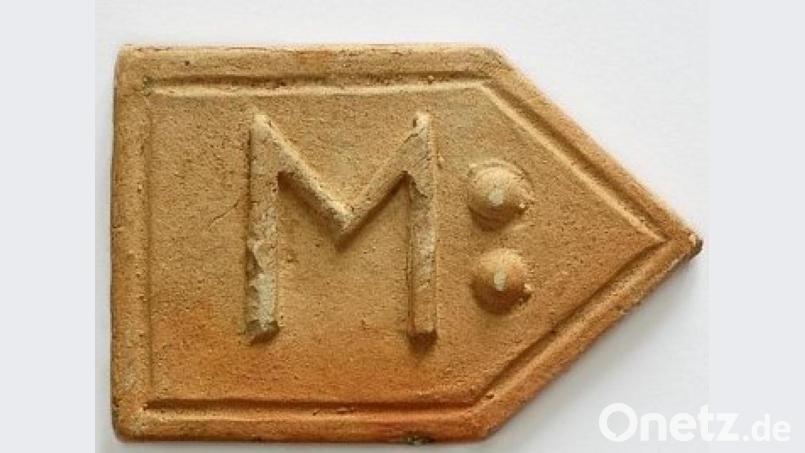 Mit dem Unterlegen derartiger geheimer Zeichen versuchen die Feldgeschworenen, die Grenzsteine gegen unwillkürliches Versetzen durch Unbefugte zu schützen. Bild: sche