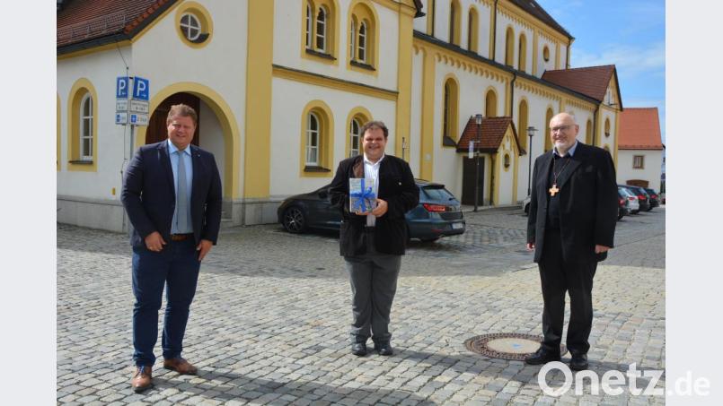 Zum Dienstantritt wünschten Stadtpfarrer Anton Witt (rechts) und Bürgermeister Stefan Grillmeier (links) dem neuen Kaplan Daniel Schmid alles Gute. Grillmeier überreichte als Präsent ein Buch über Mitterteich. Bild: jr
