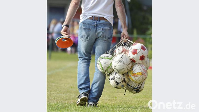Die Fußbälle werden weggepackt: Pflichtspiele wird es im Fußball bis auf weiteres nicht geben. Bild: zg