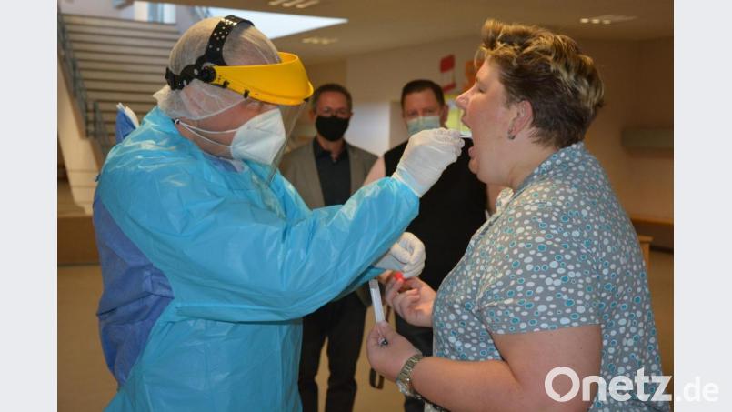 Dr. Achim Nemsow (links) und sein Praxisteam nahmen in der Realschule im Stiftland in Waldsassen Abstriche von 130 Personen, die in den örtlichen Kindergärten und Schulen beschäftigt sind. Bild: jr