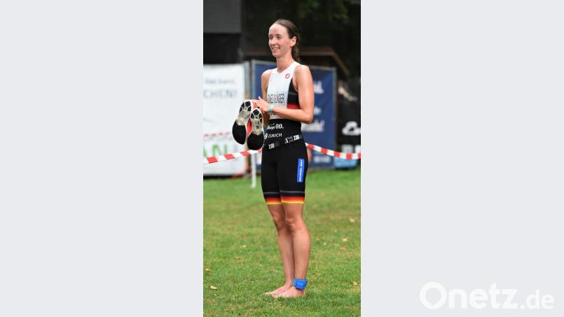 Schuhe aus nach getaner Arbeit: Marlene Gomez Islinger (hier beim Triathlon in Weiden) belegte bei der WM Platz 22. Bild: Büttner, Gerhard