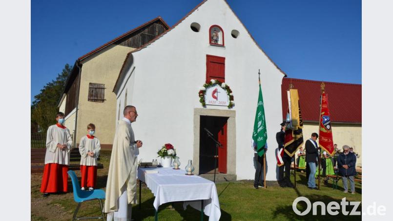 Pfarrer Thomas Vogl (Dritter von links) zelebrierte den Dankgottesdienst zum 200-jährigen Bestehen der Kapelle St. Florian. Die örtlichen Vereine waren mit ihren Fahnenabordnungen dabei. Bild: jr