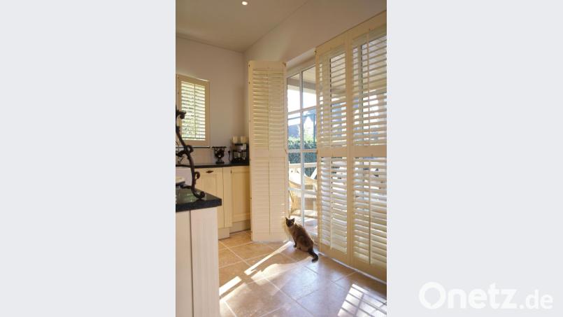 Mit Innenfensterläden lassen sich auch die Fenster in der Küche ausstatten. Bild: djd/Jasno Shutters/SMILE Fotografie