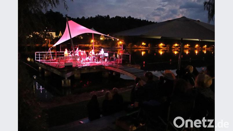 Ein tolles Ambiente bietet die Seebühne am Rußweiher. Die Band „Mountaineros“ spielte am Wochenende dort Country-Musik. Bild: jma
