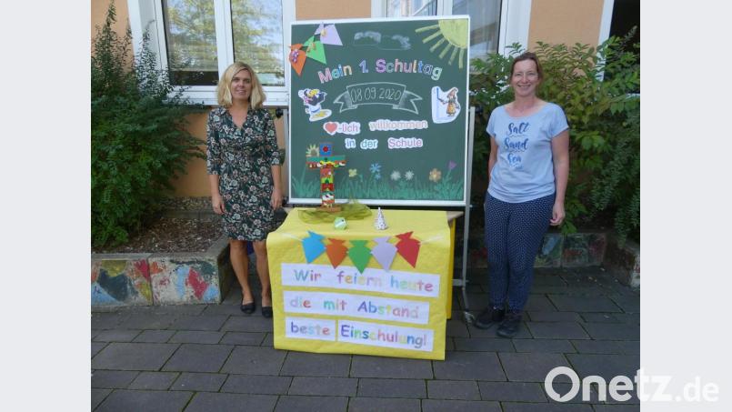 Pamela Walberer und Kathleen Walberer (von links) empfangen ihre Erstklässler mit einem &quot;Herzlich willkommen an der Schule&quot;. Bild: rn