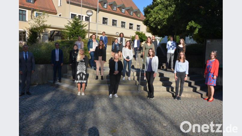 14 neue Lehramtsanwärter wurden am Montagvormittag am Landratsamt Tirschenreuth vereidigt. Mit im Bild Landrat Roland Grillmeier (links), Schulamtsdirektor Rudolf Kunz (Zweiter von links), sowie Schulrätin Martina Puff (rechts). Bild: jr